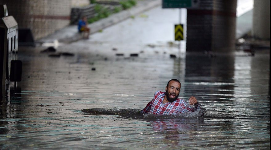 Şiddetli yağış ve fırtına İstanbul'u yerle bir etti