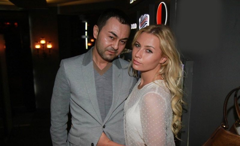 Serdar Ortaç ve eşi Chloe Loughnan Bebek’te görüntülendi