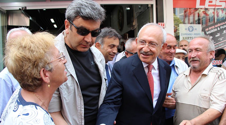DÜZCE'DE İŞADAMLARI VE ESNAFLA BULUŞTU, VATANDAŞI DİNLEDİ Kılıçdaroğlu Düzce'de dün işadamları ve esnafla toplantı yaptı, ardından iki ay önce kalp spazmı geçiren CHP Kaynaşlı İlçe Başkanı Mehmet Çakal'ı ziyaret etti. Kılıçdaroğlu çıkışta 80 yaşındaki Dursun Kulaç'la sohbet etti. Kulaç, CHP lideri için yazdığı ‘Gelip geçerken uğra, duramayız Kemalsiz' dizelerinin yer aldığı maniyi söyledi. 