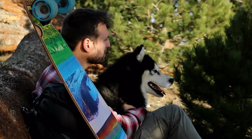 Dünyanın ıssız köşelerini köpeğiyle geziyor