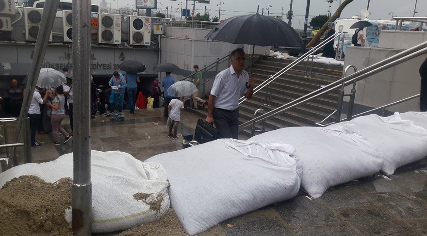 İstanbul’da beklenen yağmur Marmara’yı vuruyor! Birçok şehir sel altında… | Son dakika hava durumu