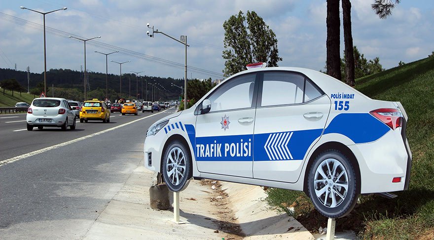 Otoyol kenarına maket trafik polisi aracı koyuldu