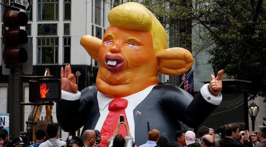 Trump'ın gökdeleni önünde '2 gün yetmez' protestosu