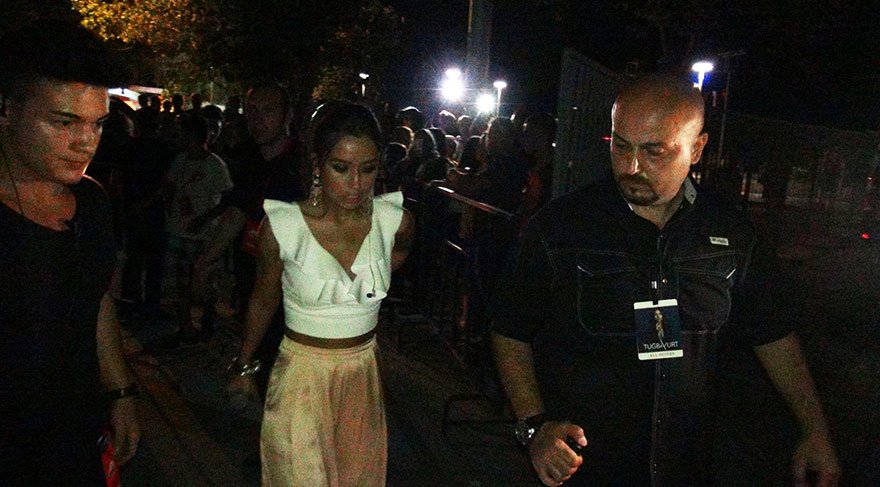 Tuğba Yurt sahneyi terk etti, sebebi ise…