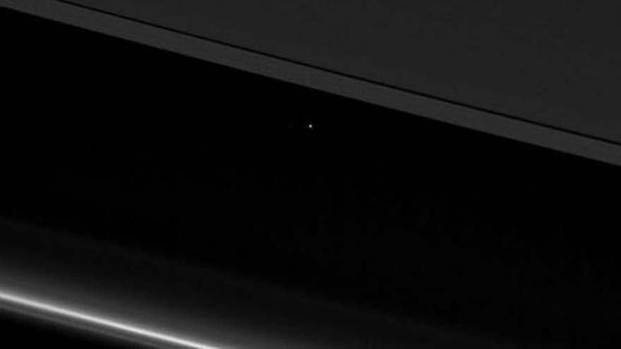 Cassini uzay aracı, Satürn'ün halkaları arasından Dünya'nın fotoğrafını çekti ve bu görüntü ortaya çıktı