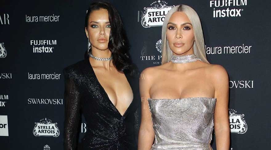 Kırmızı halıda parlak ve seksi geçit