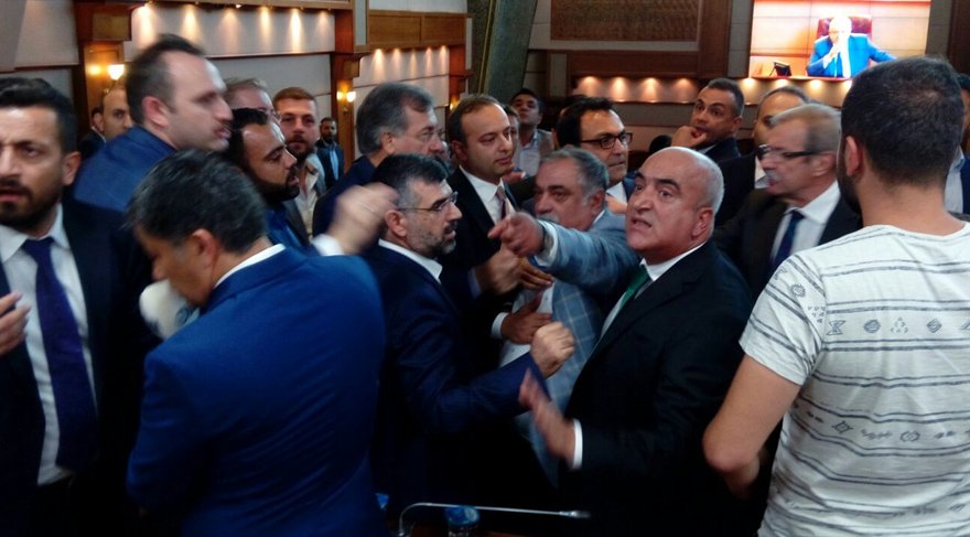 Koltuk kavgası çıktı! Topbaş'ın makamı için olaylı seçim...