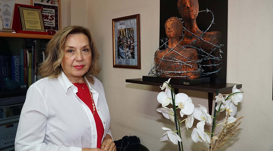 “ÖZGÜR DÜŞÜNCE ENGELLENEMEZ” Nurseli Berk'in ‘Tutsak' eserini gösteren Türenç, “Özgür düşünce engellenemez” dedi.