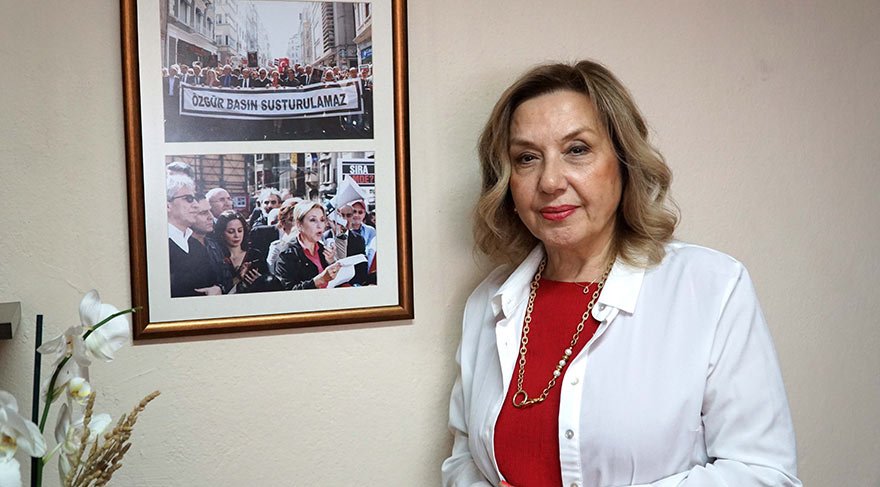 “ÖZGÜR BASIN SUSTURULAMAZ” Türenç, iki yıl önceki eylemde “Özgür basın susturulamaz” pankartı taşımıştı.