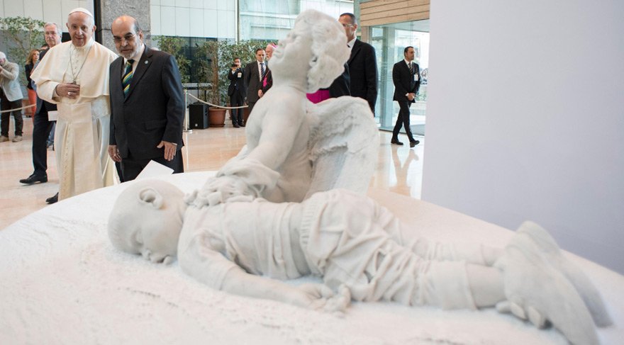 Papa, Aylan bebeğin heykelini tanıttı