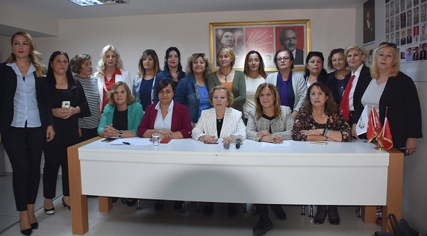 CHP İzmir Kadın Kolları üyeleri, müftülere resmi nikah kıyma yetkisi verilme çalışmalarına tepki gösterdi ile ilgili görsel sonucu
