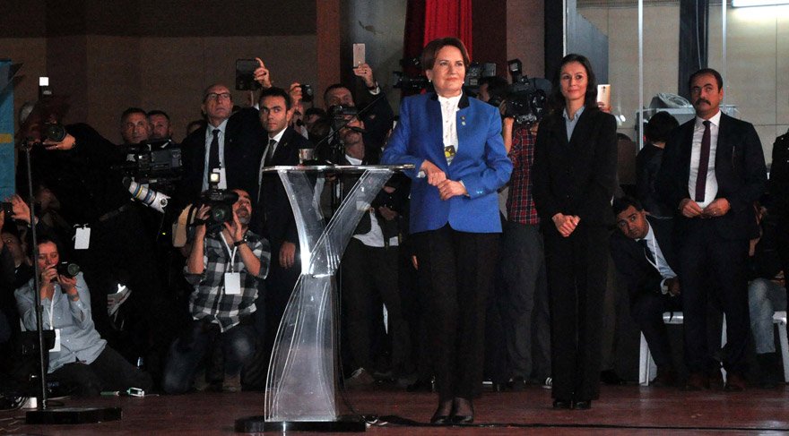 Venüs bir yandan partinin büyük bir sempati kazanmasına, kabul görmesine ve sevilmesine yardımcı olurken, Venüs'ün temsil ettiği bir diğer konu ise tahmin edersiniz ki KADINLAR!