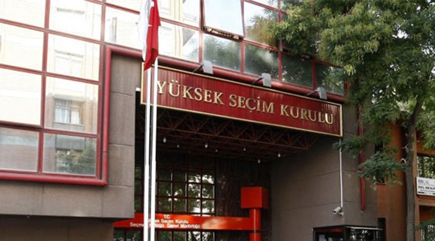 Yüksek Seçim Kurulu'nda 7 asıl, 4 yedek üye görev yapıyor.