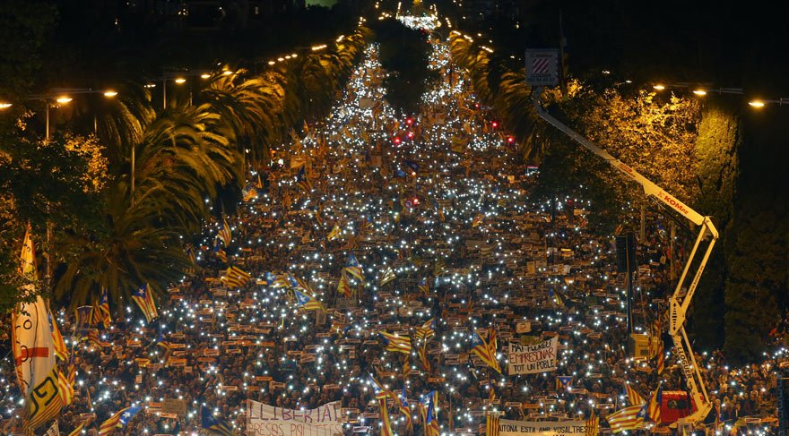 Katalonya’da 750 bin kişilik dev gösteri: ‘Demokrasi yardım istiyor, Avrupa nerede?’