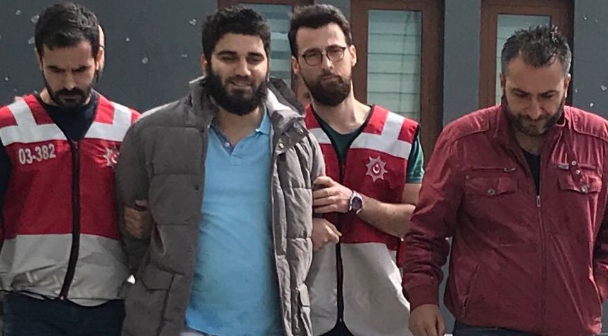 Şahıs gözaltına alındığı sırada gazetecilerin sorularına 'sırıtarak' tepki vermişti.