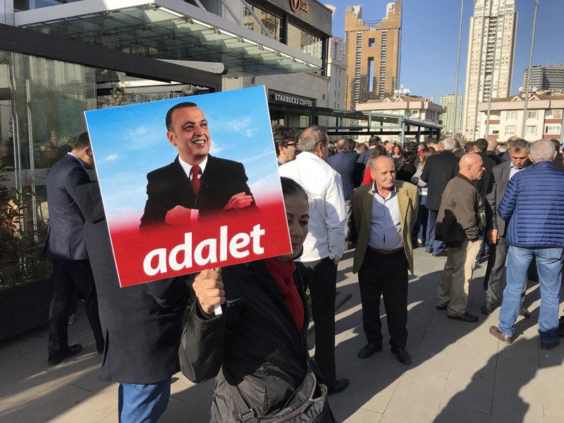 FOTO:DHA - Seçim için belediye önüne gelenler ellerinde görevden alınan Battal İlgezdi'nin fotoğrafının bulunduğu afişleri taşıdılar.