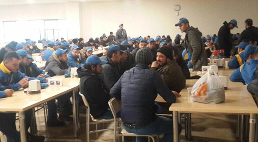 Grevdeki bazı işçiler yemekhanede. Fotoğraf: Lastik-İş