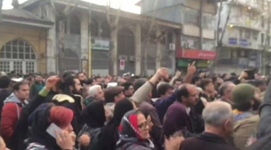 İran’da ortalık karıştı! Halk sokağa indi…