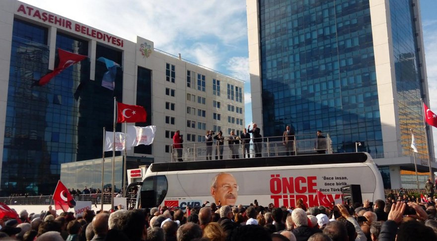 FOTO:SÖZCÜ - Özlem Güvemli/ Kılıçdaroğlu Ataşehir Belediyesi önünde kalabalığa hitap etti.