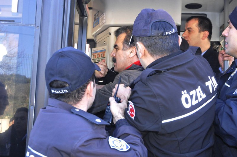 FOTO:DHA - 33 işçi gözaltına alındı.