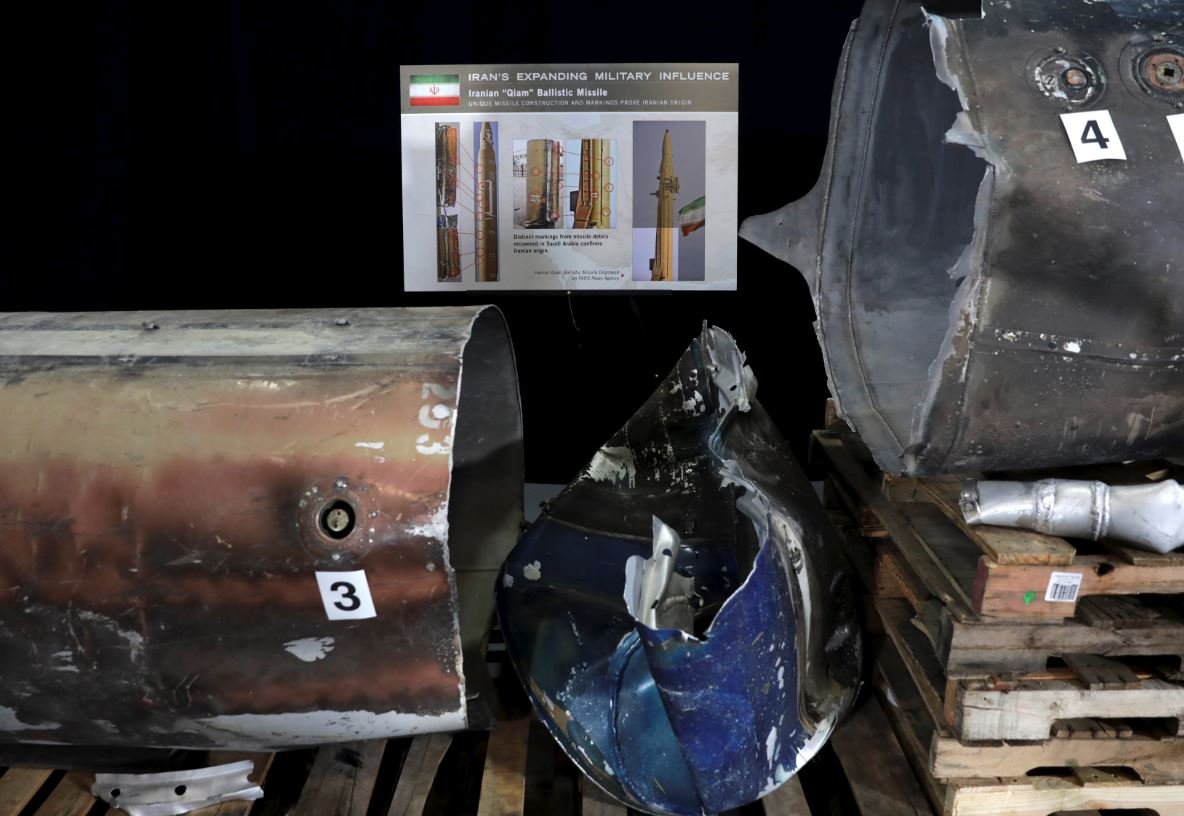 Washington'da düzenlenen basın toplantısında Yemen'den fırlatıldığı iddia edilen Qiam füzesinin parçaları gösterildi.