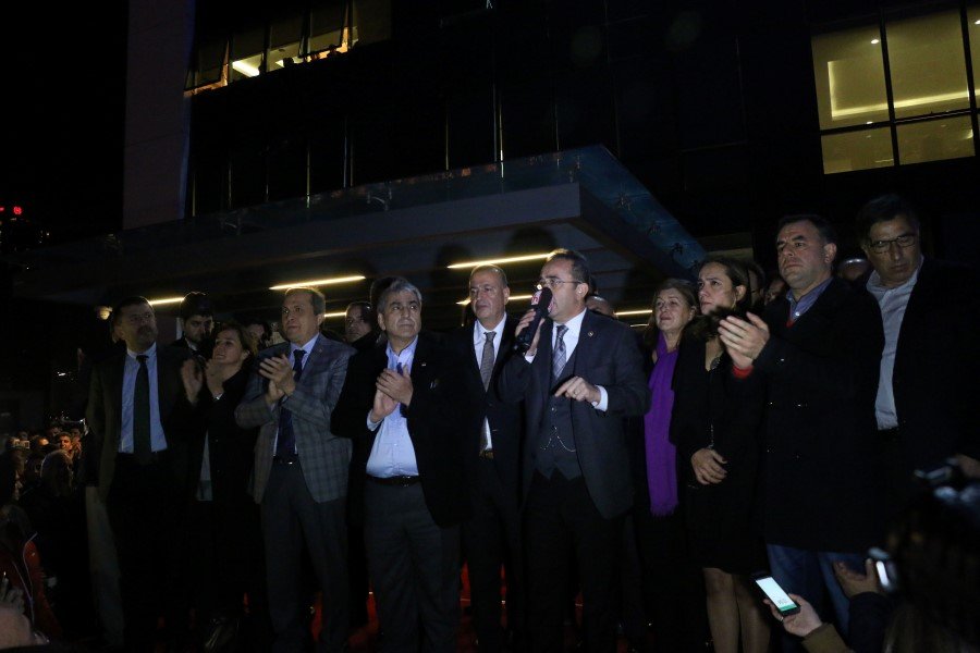 Ataşehir Belediye Binası önünde yapılan ortak açıklamaya; Cumhuriyet Halk Partisi milletvekilleri Gürsel Tekin, Mahmut Tanal, Veli Ağbaba, Yasemin Öney Cankurtaran, Engin Altan, Seyit Torun, Bülent Tezcan, Ali Şeker, Barış Yarkadaş, Ali Özcan, Onursal Adıgüzel, Sibel Özdemir, İstanbul İl Başkanı Cemal Canpolat ve 14 belediye başkanı katıldı.
