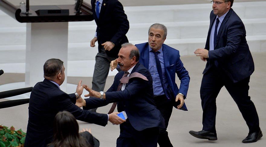 Meclis'de 'Ahlaksız' kavgası! AKP'li Alim Tunç, CHP'li Özgür Özel'e saldırdı. Kavgayı araya giren Milletvekilleri önledi. FOTOĞRAFLAR: ZEKERİYA ALBAYRAK