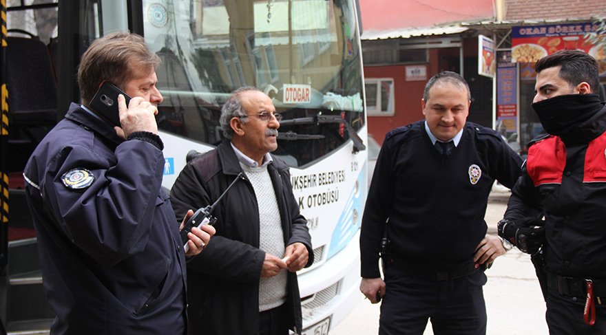 Halk otobüsünü çalıp yolcu topladı, şoför taksiyle kovaladı