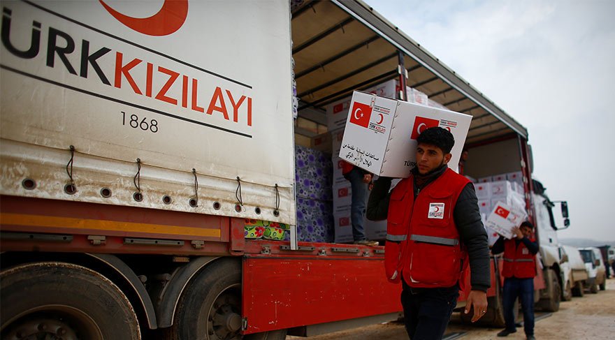 Tankları taşıyan çekiciler, güvenlik önlemleri arasında Suriye’nin Azez ilçesine geçti.