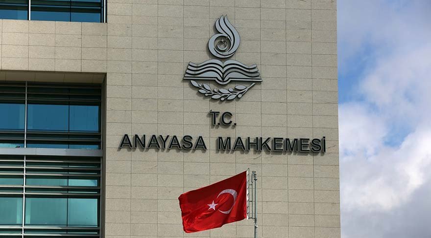 AYM'nin verdiği karara karşı verilen karar hukukçuları da ikiyi böldü.