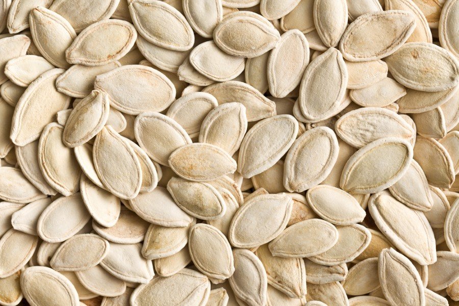 Kabak Çekirdeği: Çinko ve demir minerallerini fazlasıyla içeren kabak çekirdeği, omega 3 etkisi ile de böbrek hastalıklarında oldukça etkilidir. Şeker dengeleyici ve böbrek sistemlerini temizleyici etkisi oldukça yüksektir. Bunun yanı sıra bağışıklık sistemini güçlendiren ve depresyon, kronik halsizlik gibi durumlara olumlu etki eden bir özelliktedir.