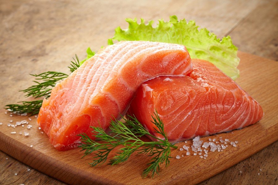 Somon: Omega 3 içeriği yüksek balık grupları, böbrek hastalıklarında toparlayıcı ve tedavi edici role sahiptir. Tıpkı elma gibi hasta olmadan önce de hastalıktan koruyucu ve böbreğin rahat bir şekilde tüm fonksiyonları gerçekleştirmesi için gerekli olan tüm mineralleri de içerir. Çinko ve demir içerikleri böbreklerin çalışması ve hastalıkların seyrinin olumlu yönde değişmesi konusunda yardımcı olur.