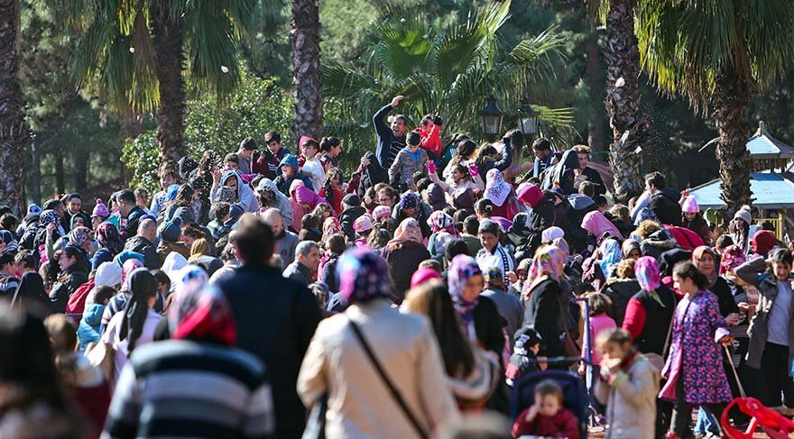 Antalyalılar yaylalardan getirilen karla eğlendi