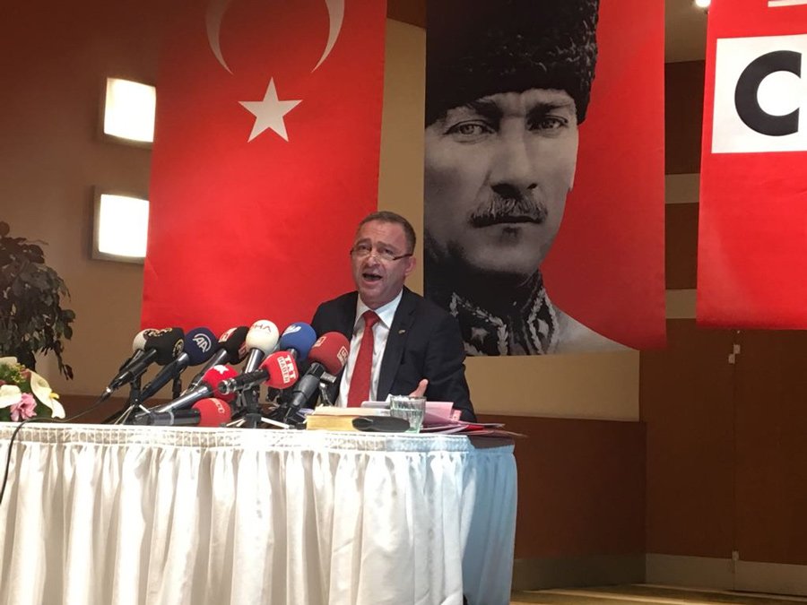 FOTO:SÖZCÜ/ Kocasakal, 'kalpaklı Atatürk' posteri önünde konuştu.