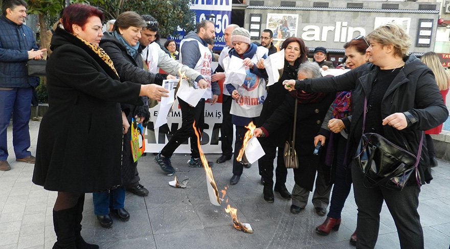 Eğitim İş’ten maaş bordrosu yakma eylemi