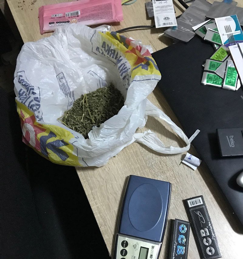FOTO: Evde yapılan aramada satışa hazır uyuşturucu da ele geçirildi.