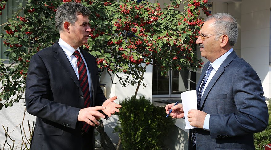 <strong>‘MİLLETÇE KAHRAMAN ORDUMUZUN ARKASINDA DURMAK ZORUNDAYIZ…'</strong><br />Saygı Öztürk'e konuşan TBB Başkanı Metin Feyzioğlu, operasyonun 6'ncı gününde Kilis'e gitmişti. Burada yaptığı açıklamada, “Kahraman ordumuzun muzaffer olması için milletçe arkasında durmak zorundayız” diyerek Zeytin Dalı Harekatı'na TBB adına destek vermişti.