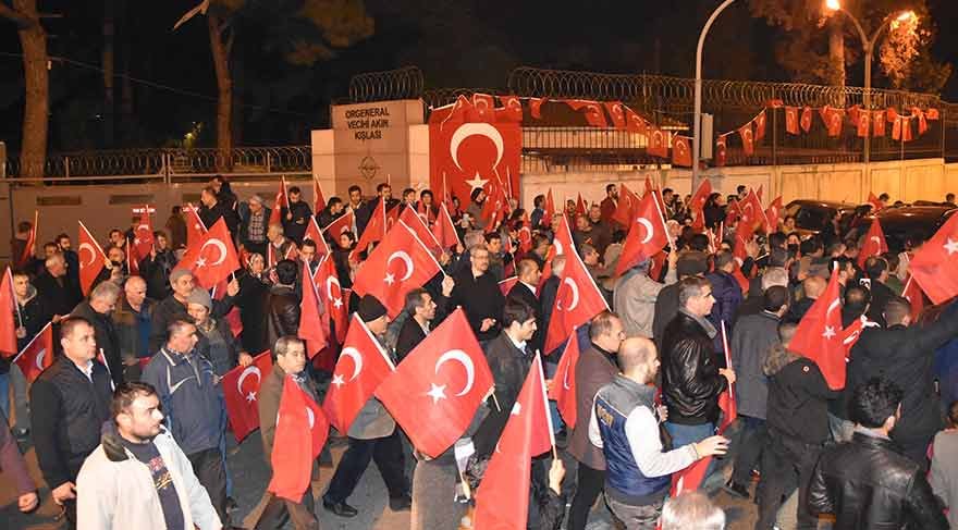 İzmir NATO kışlası önünde Türk bayraklı protesto ile ilgili görsel sonucu