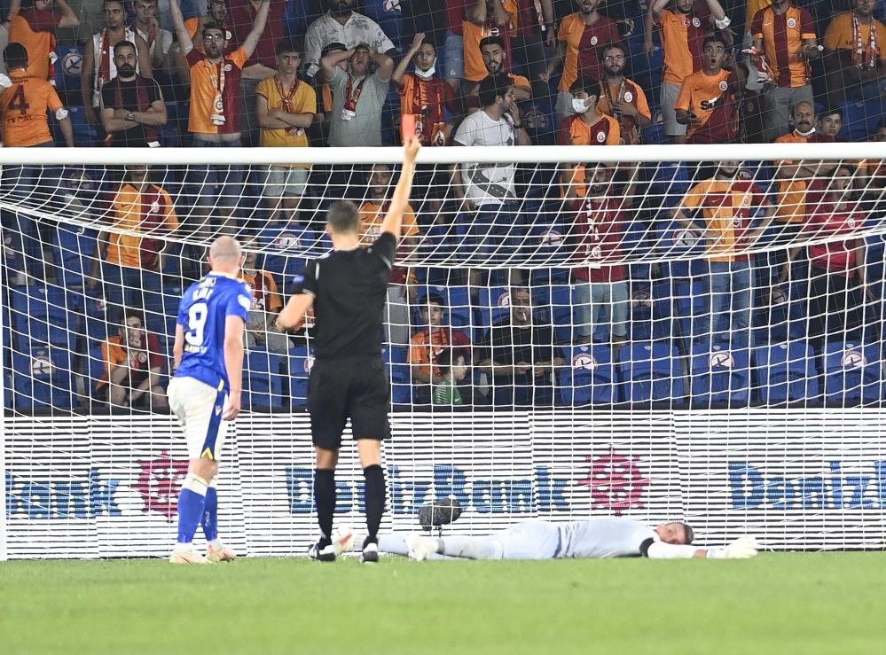 Fernando Muslera kırmızı kart gördü