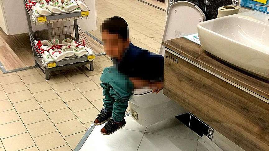 Sakarya’da bulunan bir AVM’de teşhir ürünü klozete tuvaletini yaptı