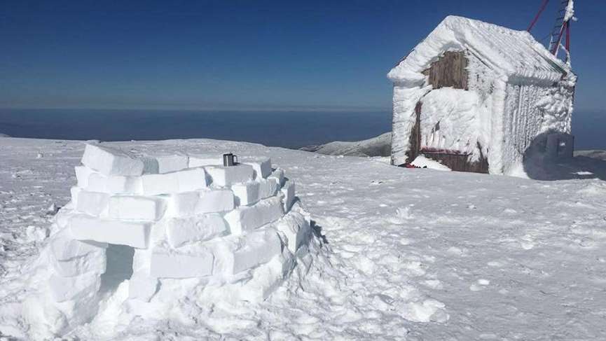 İzmir’deki Bozdağ zirvesine Eskimo evi yaptı