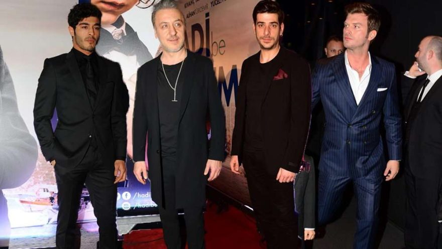 Hadi Be Oğlum filminin galasında kırmızı halı geçidinde erkekler sınıfı geçti
