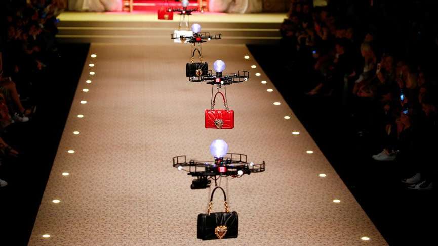 Dolce&Gabbana dronlarla yaptığı defile ile dikkat çekti