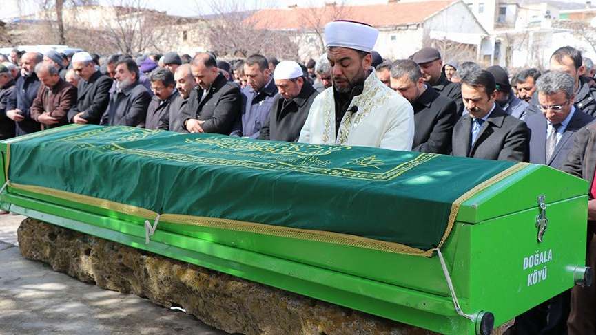Üzerine kale direği devrilerek ölen çocuğunun cenaze namazını, imam babası kıldırdı