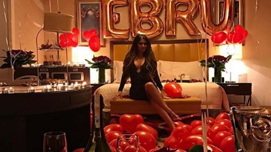 Ünlü şarkıcı Ebru Polat’a sürpriz evlilik teklifi! 500 balon, 200 gül ve 1000 mumla