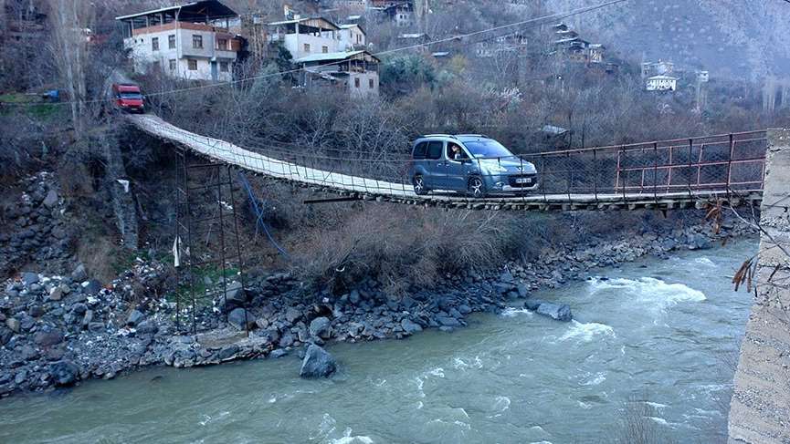 Bu köyün kapısı asma köprü
