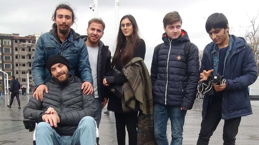 Şiddet gören kadına engelli vatandaş yardım etti!