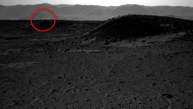 Curiosity'nin çektiği fotoğraflar gerçek. Ancak NASA'dan Justin Maki, konuyla ilgili yaptığı açıklamada Curiosity'nin kamerasında sensörlerin aşırı ısınması sonucu ölü piksel sorunun meydana geldiğini, bu noktaların da bu sorundan kaynaklandığını söyledi
