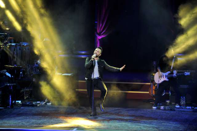 Tarkan sahnedeki perfonmansı nedeni ile çok terleyince '' Bu gün havada bir tuhaflık var Nem mi çok nedir ter içinde kaldım, tabi sizin sıcaklığınızda var yavrularım bitanelerim '' diyen Tarkan...