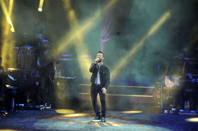 Megastar konserinin ortalarına doğru iddiasını ortaya koyarak bir Türk Sanat Musukisi potpurisi ortaya koydu. Alaturka şovuna Zeki Müren'i "Sanat güneşimiz nur içinde yat" sözleri ile anarak başlayan Tarkan unutulmaz eser 'Şimdi Uzaklardasın' ı izleyenleri ile birlikte icra etti.